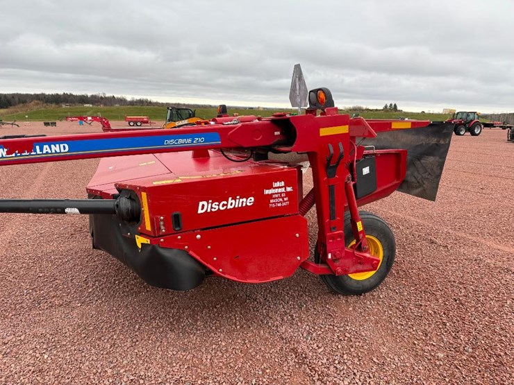 new-holland-210-image-6