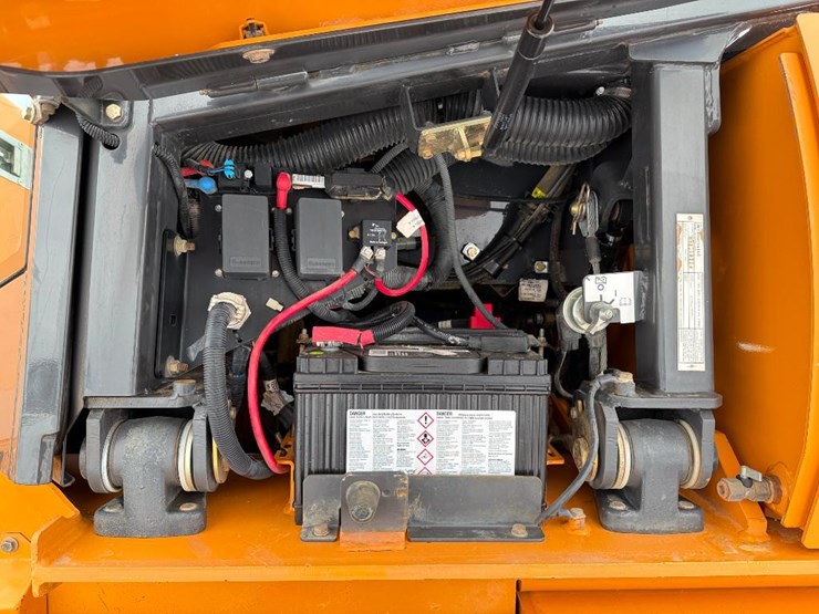 2011-case-1650l-xlt-image-36