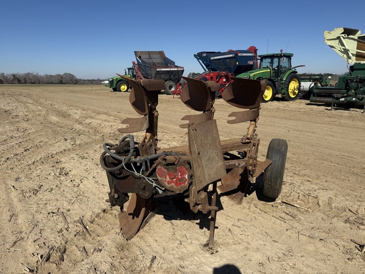 international-3-row-bottom-plow-image-1