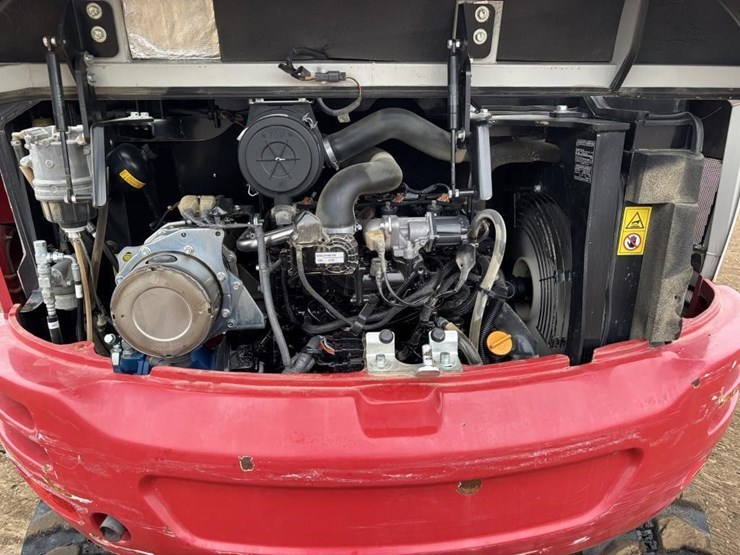 2021-takeuchi-tb240-image-45