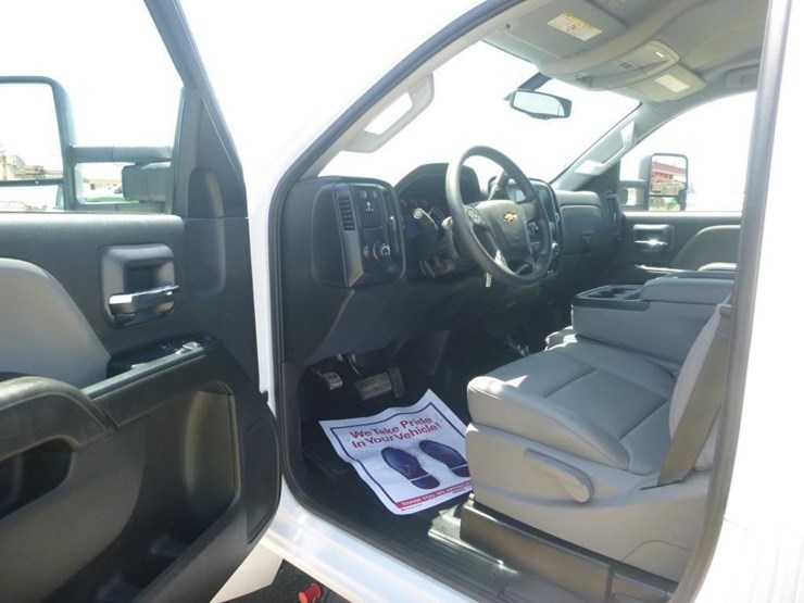 2023-chevrolet-silverado-5500hd-image-10