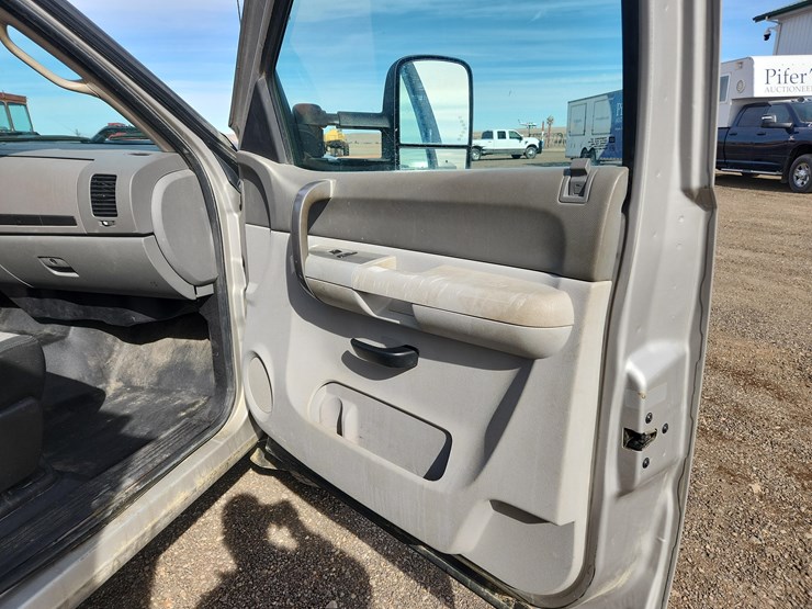 2009-gmc-3500-image-30