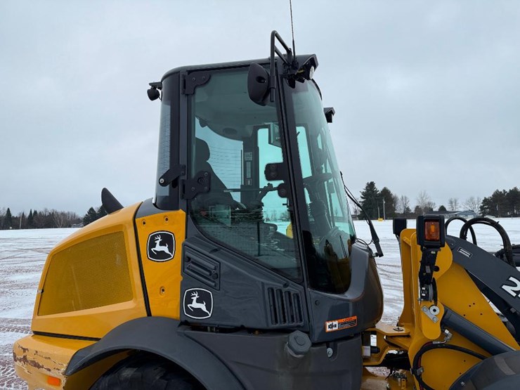 2019-deere-244l-image-16