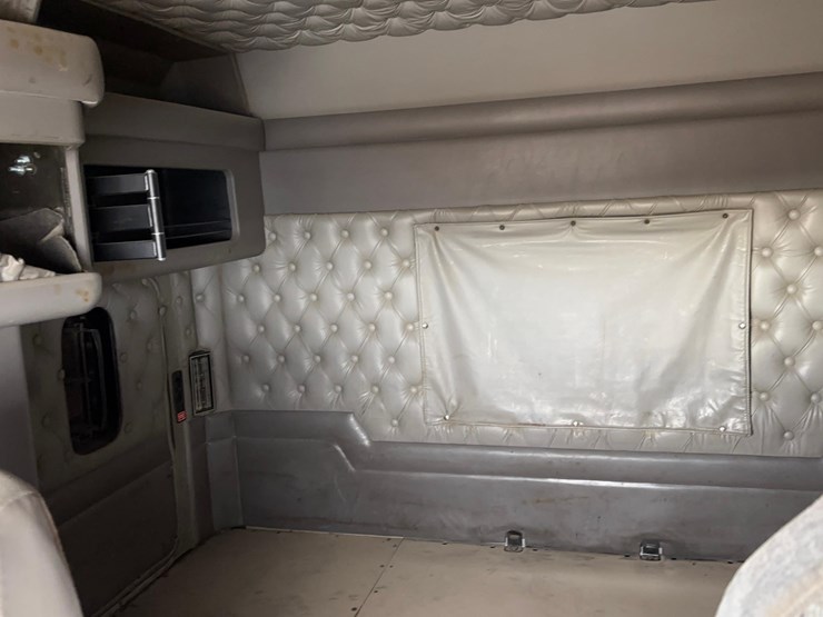 2004-kenworth-w900l-image-28