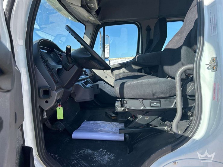 2017-freightliner-m2-106-image-10