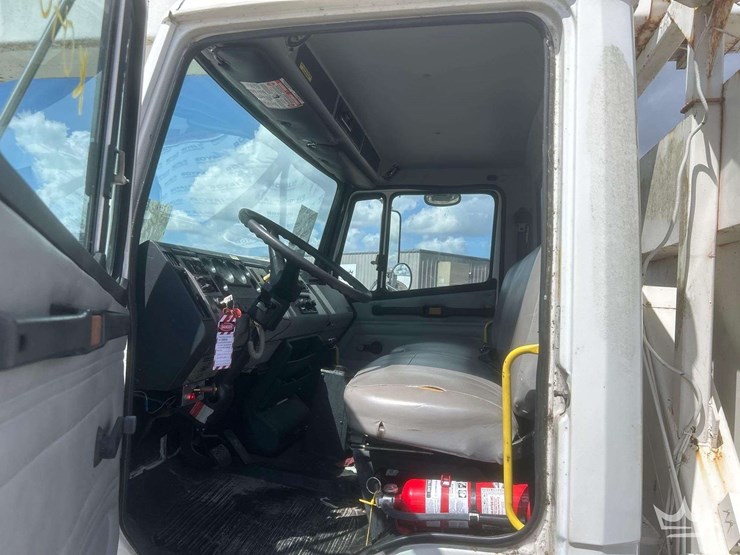 1999-freightliner-fl80-image-8