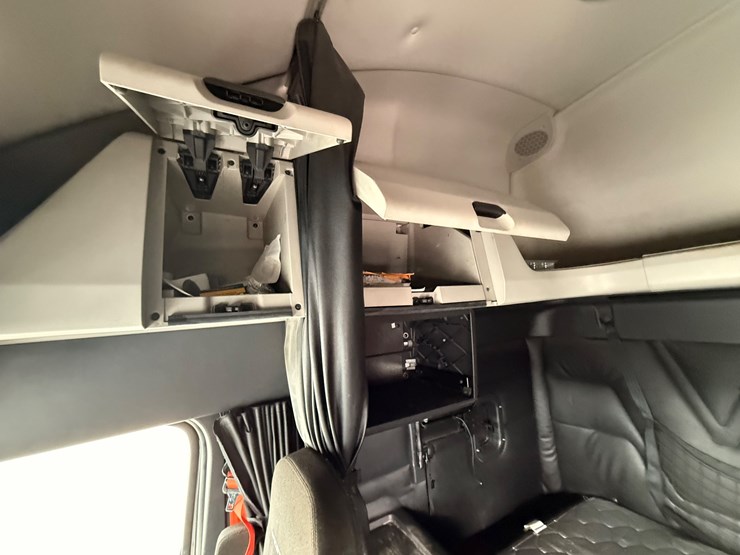 2022-western-star-49x-image-47