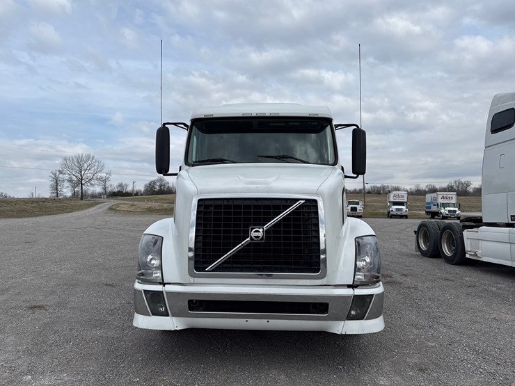 #30941-•-2010-volvo-vnl-tandem-axle-truck-tractor-image-6
