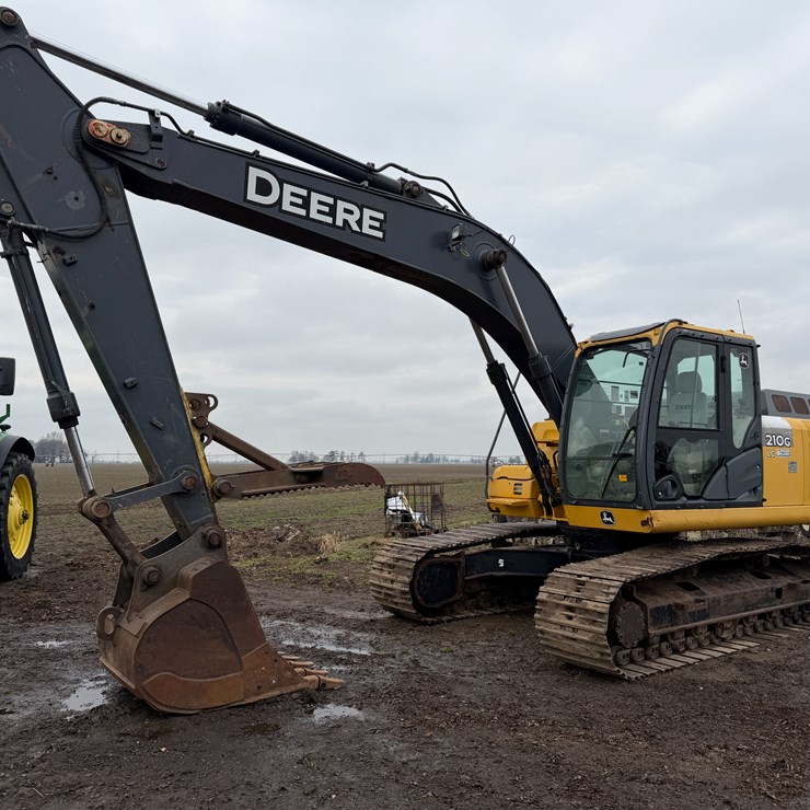 DEERE 210G