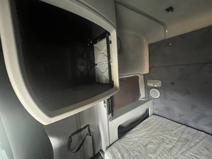 2012-volvo-vn-image-27