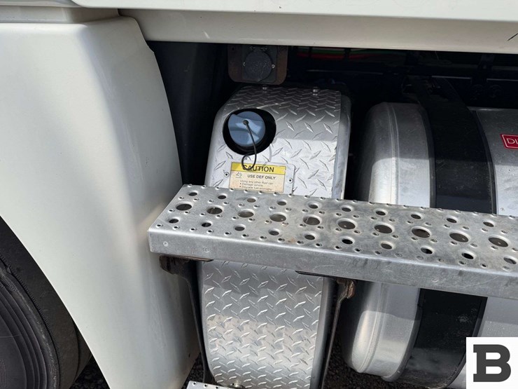 2017-freightliner-cascadia-125-image-11