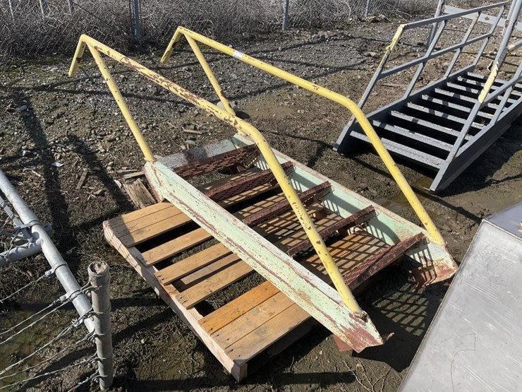 4.5'-portable-steel-staircase-image-3