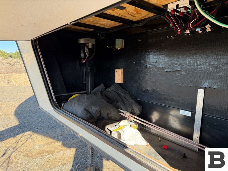 2018-keystone-sprinter-5th-wheel-trailer-image-11