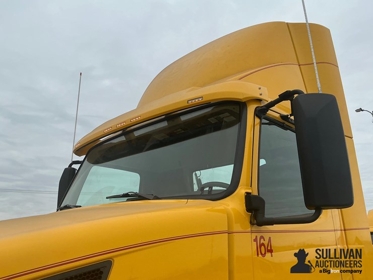 2017-volvo-vnl64t300-image-15