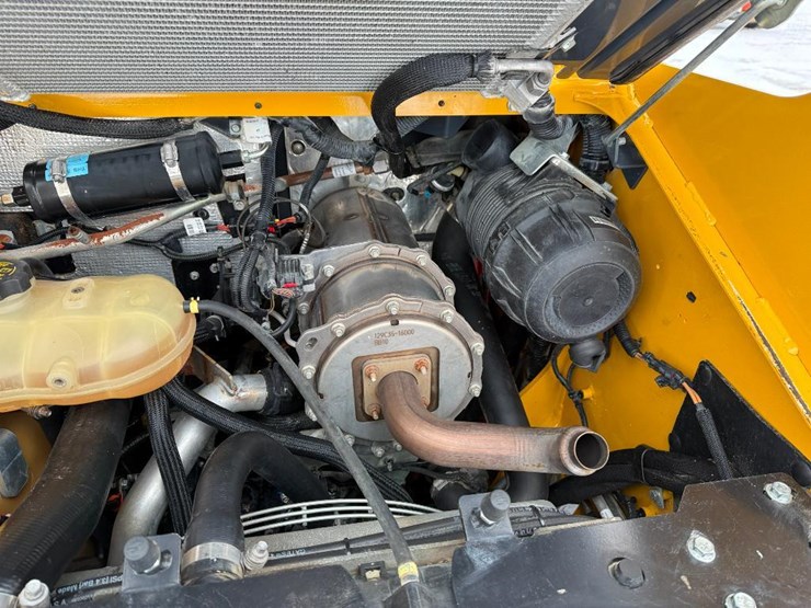 2018-deere-318g-image-25