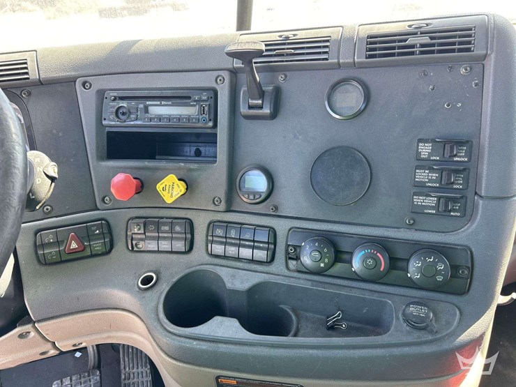 2016-freightliner-cascadia-125-image-18