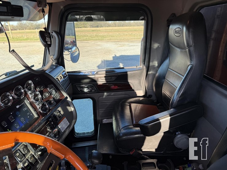 2021-peterbilt-389-image-11