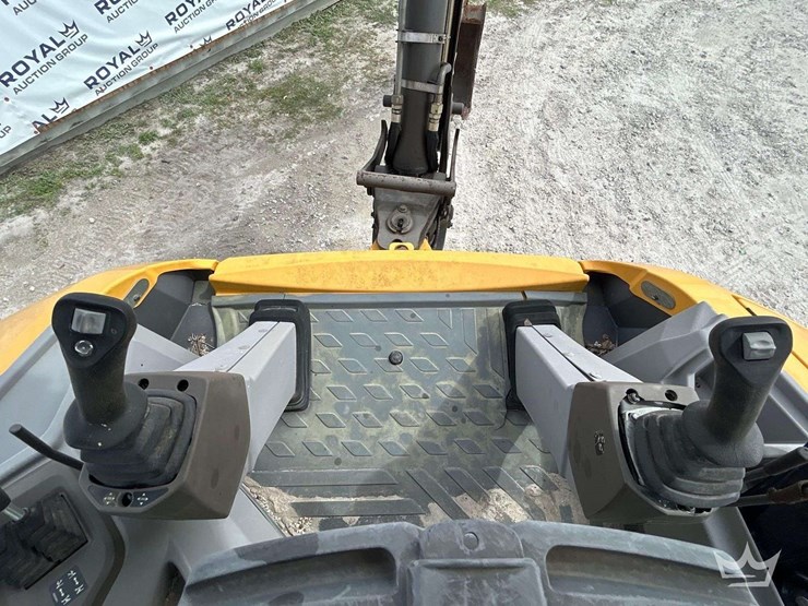 2013-volvo-bl70b-image-29