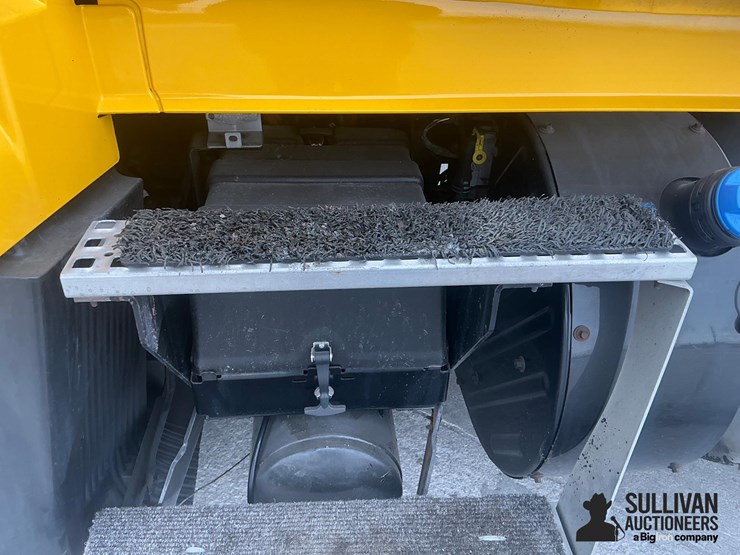 2017-volvo-vnl64t300-image-11