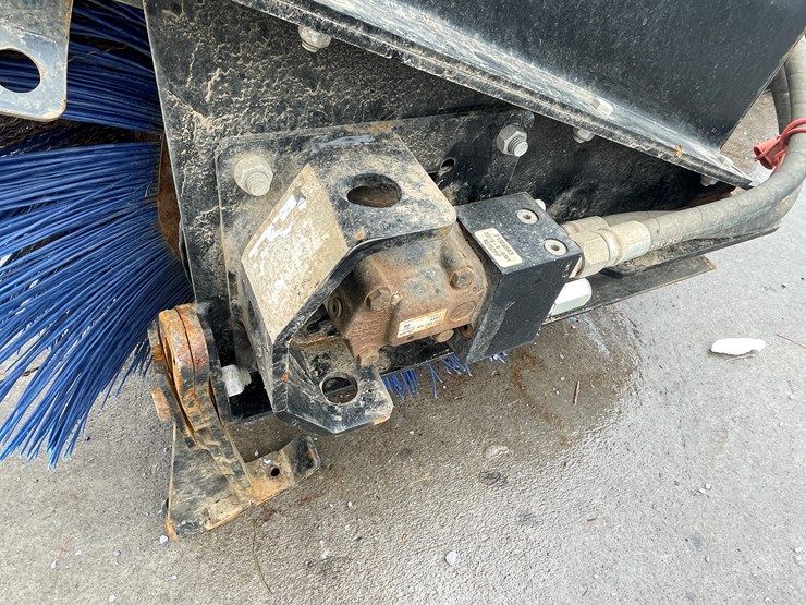 #4909-•-virnig-skid-steer-mount-72"-hydraulic-angle-broom-image-19