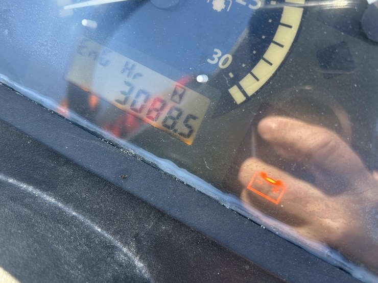 2015-john-deere-3032e-image-5