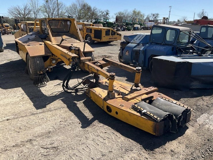 omc-3wmb-s.p.-monoboom-orchard-shaker-image-3