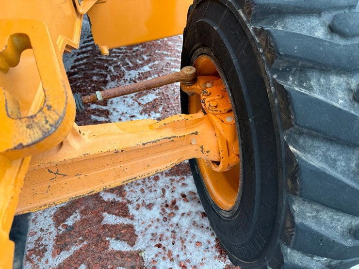 2011-case-570m-xt-image-52