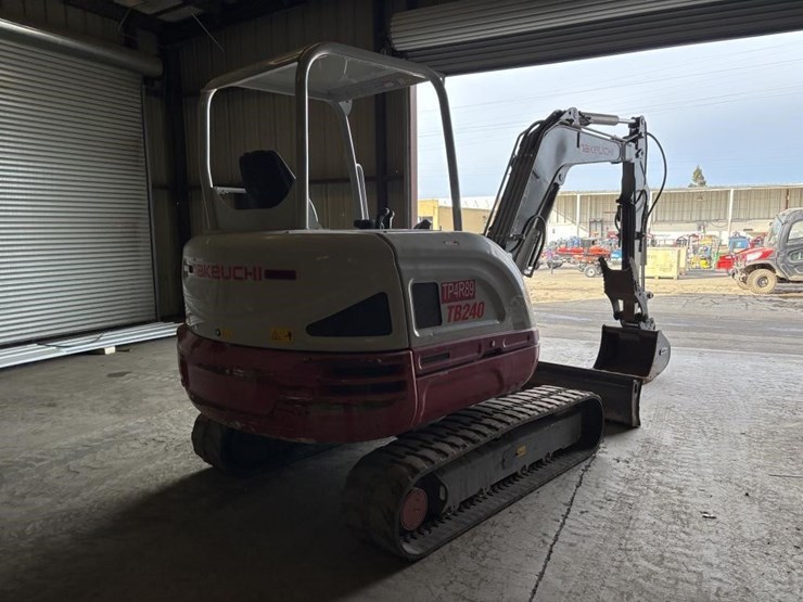 2021-takeuchi-tb240-image-3