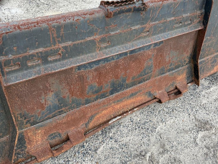 john-deere-u84-84in-skid-steer-bucket-image-3