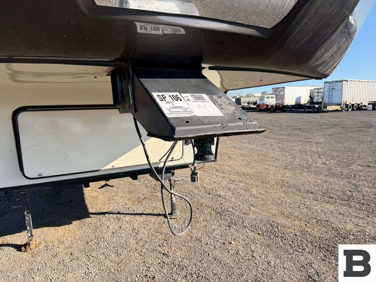 2018-keystone-sprinter-5th-wheel-trailer-image-8