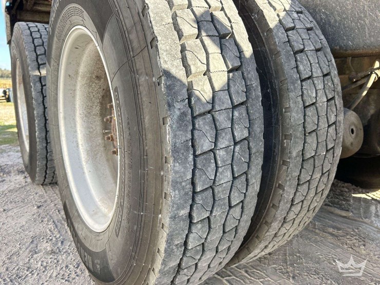 1995-peterbilt-379-image-40