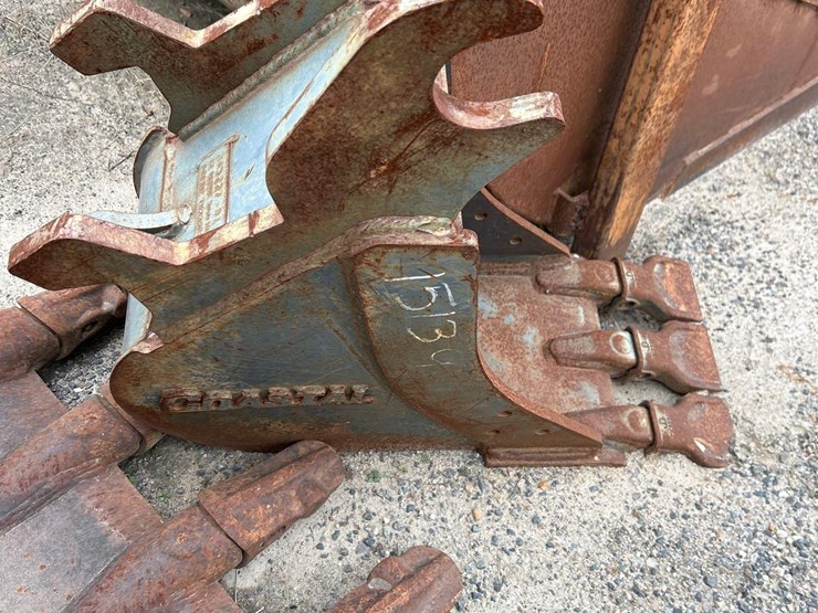 john-deere-14in-hydraulic-excavator-bucket-image-2