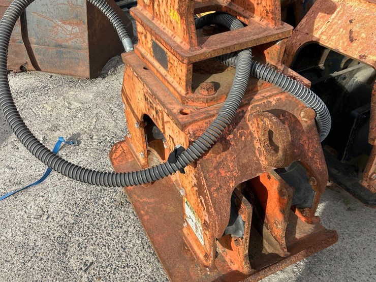 npk-c4c-c4112-excavator-vibratory-compactor/driver-attachment-image-2