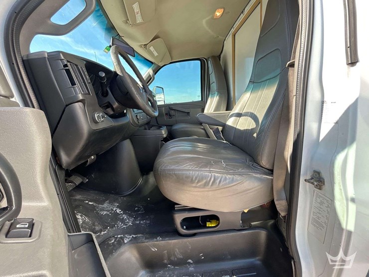 2017-chevrolet-express-3500-image-13