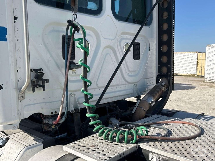 2013-freightliner-cascadia-125-image-26