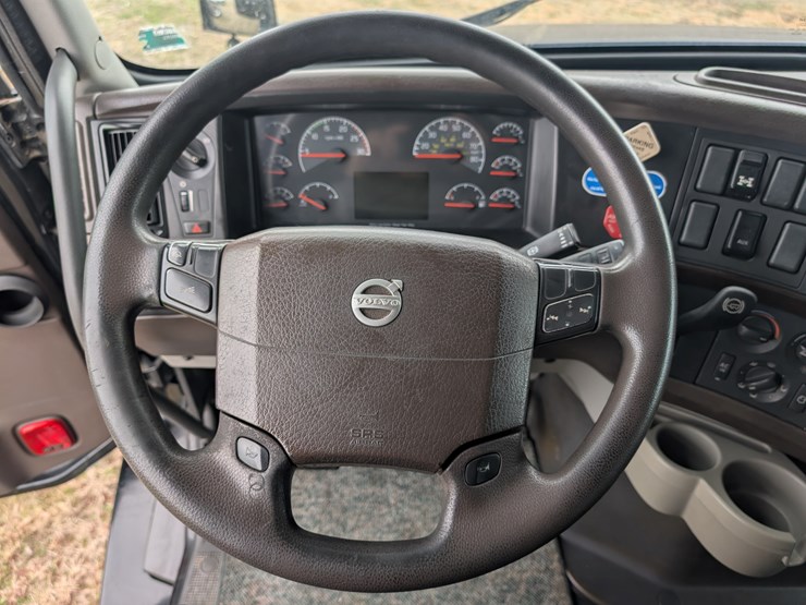 #30942-•-2015-volvo-vnl-tandem-axle-truck-tractor-image-12