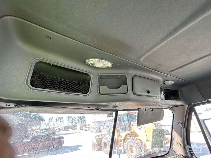 2013-freightliner-cascadia-125-image-23