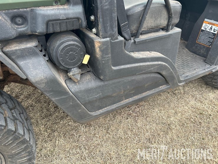 2022-john-deere-gator-image-24