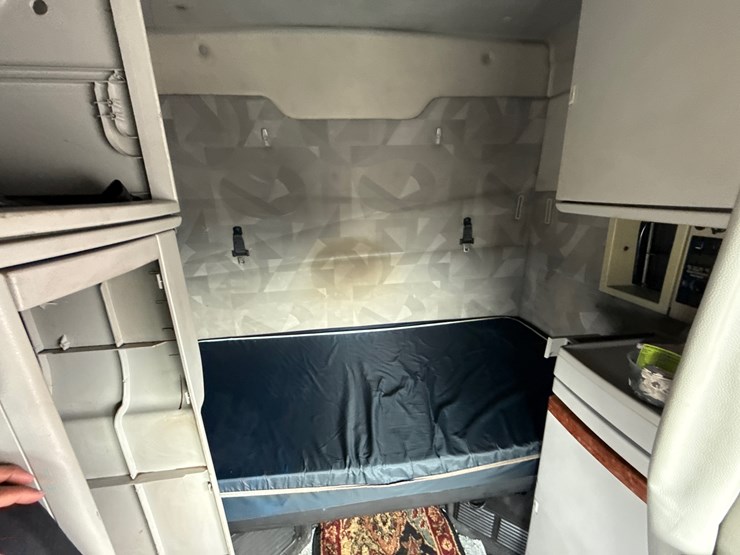 #30941-•-2010-volvo-vnl-tandem-axle-truck-tractor-image-41