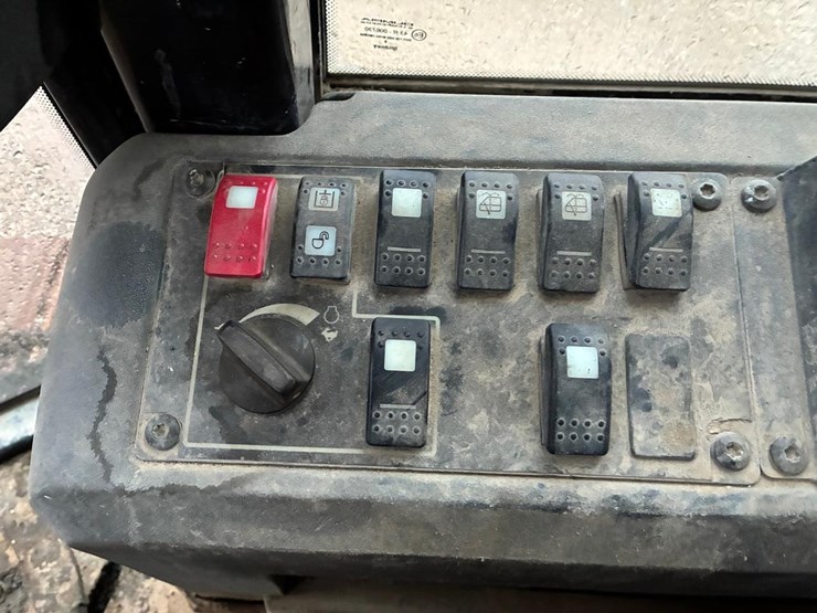 caterpillar-d5k-xl-image-25