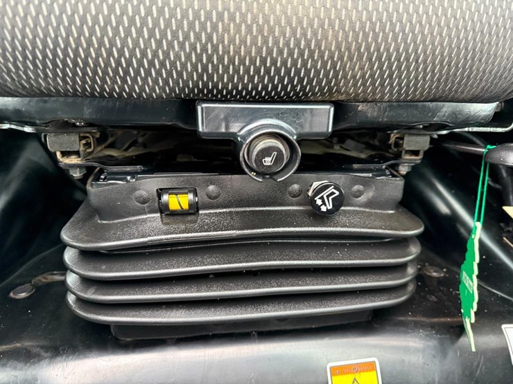 2022-caterpillar-246d3-image-30