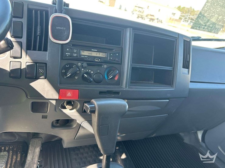 2015-isuzu-npr-image-15