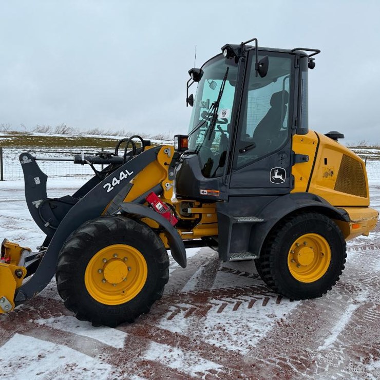 2019 DEERE 244L