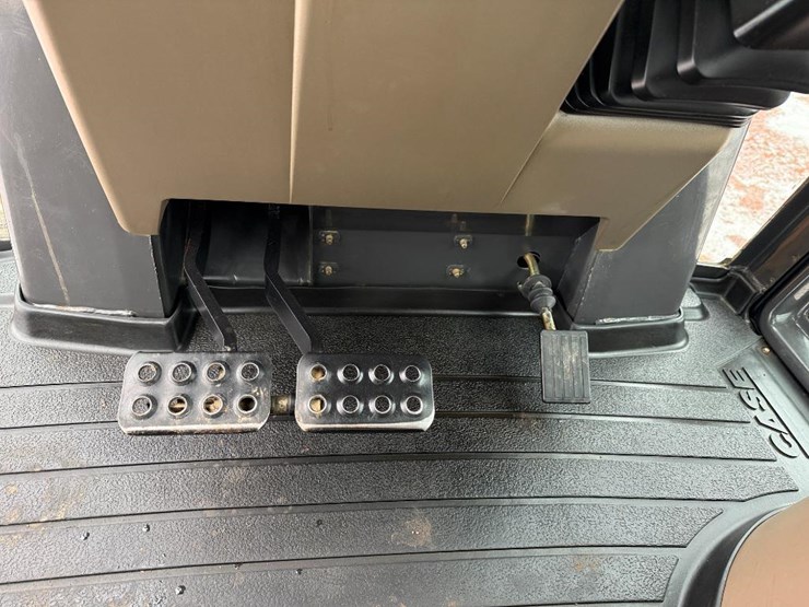 2011-case-570m-xt-image-66