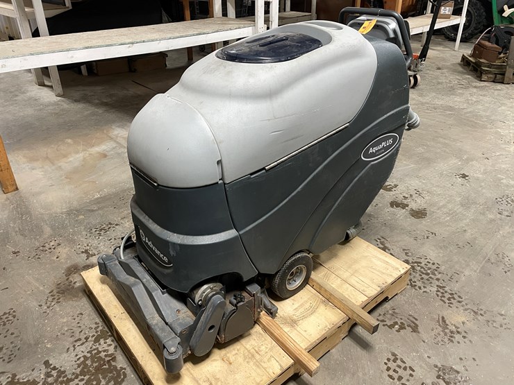 #304-•-advance-aqua-plus-carpet-extractor-image-1