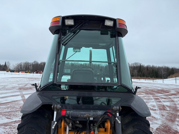 2011-case-570m-xt-image-22