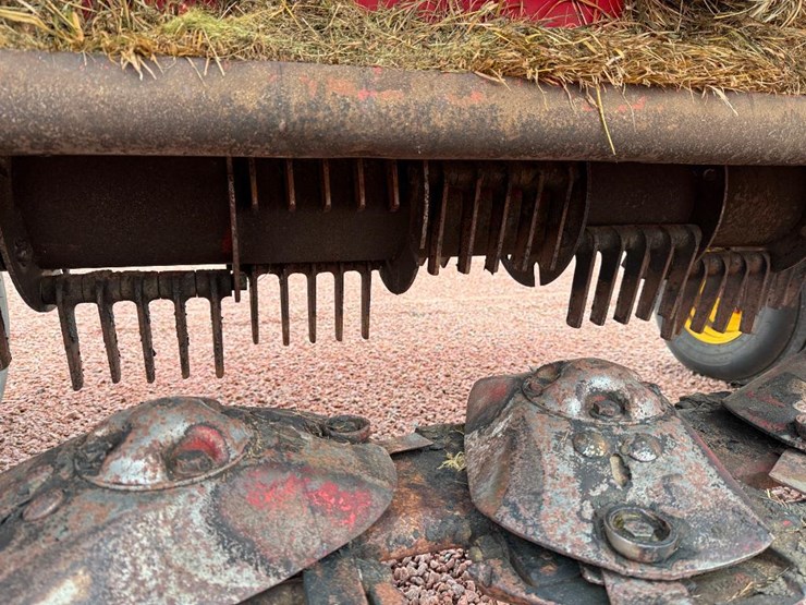 new-holland-210-image-19