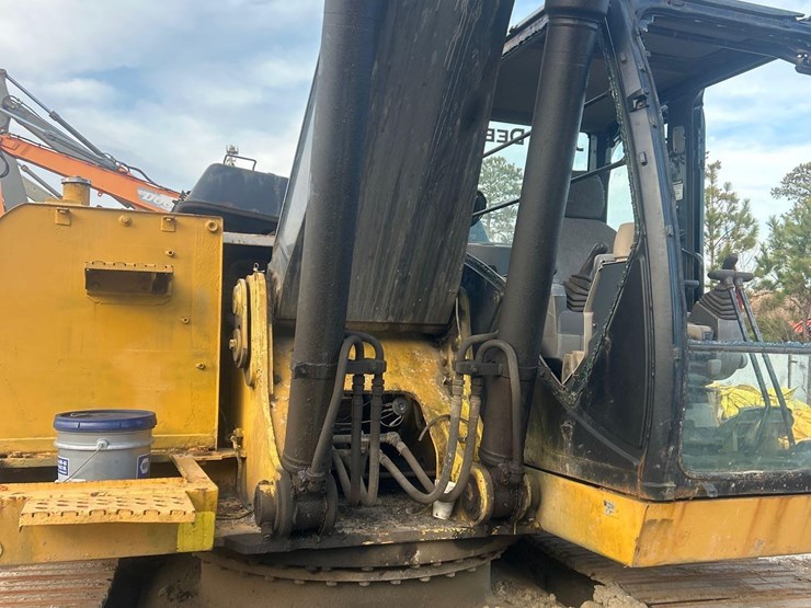 deere-240d-lc-image-26