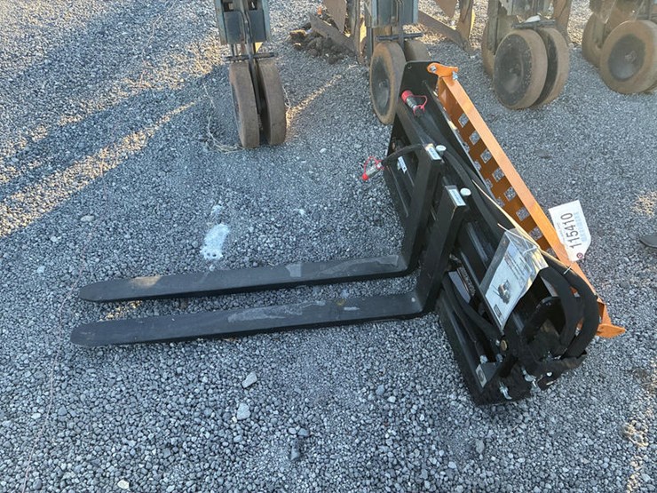 #115410-•-skidsteer-pallet-forks-hyd-adj-image-1