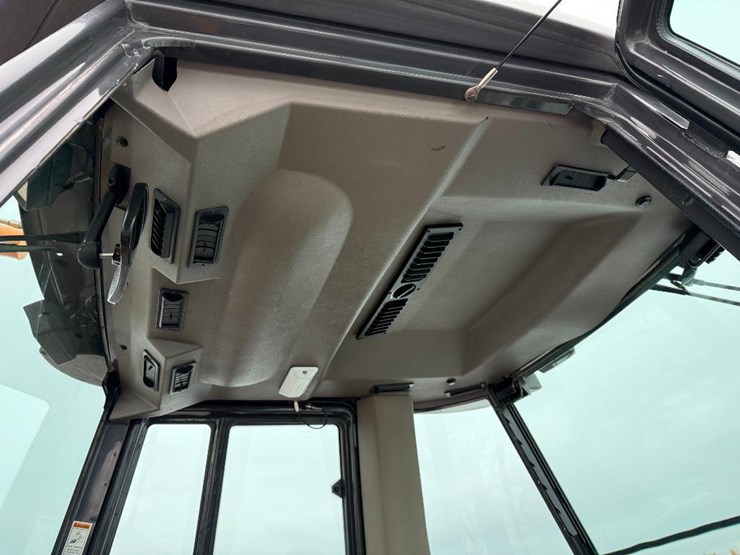 2011-case-570m-xt-image-57